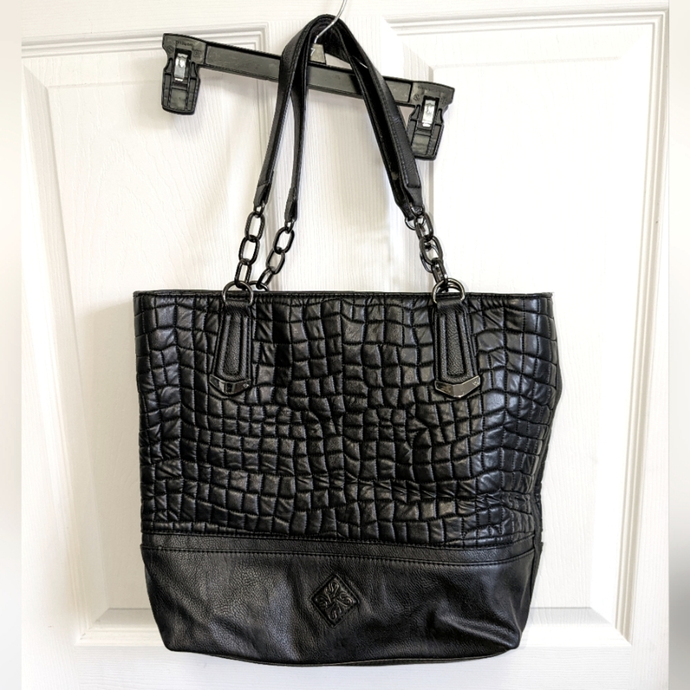 Simply Vera black tote gunmetal hardware Lots of inside pockets Magnetic closure